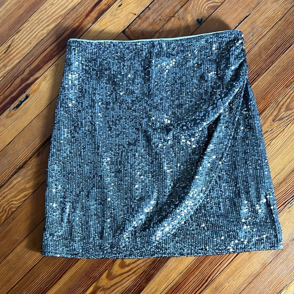 LOFT Festive Silver Metallic Sequins Faux Wrap Mini Skirt - Size 4 - Picture 2 of 7